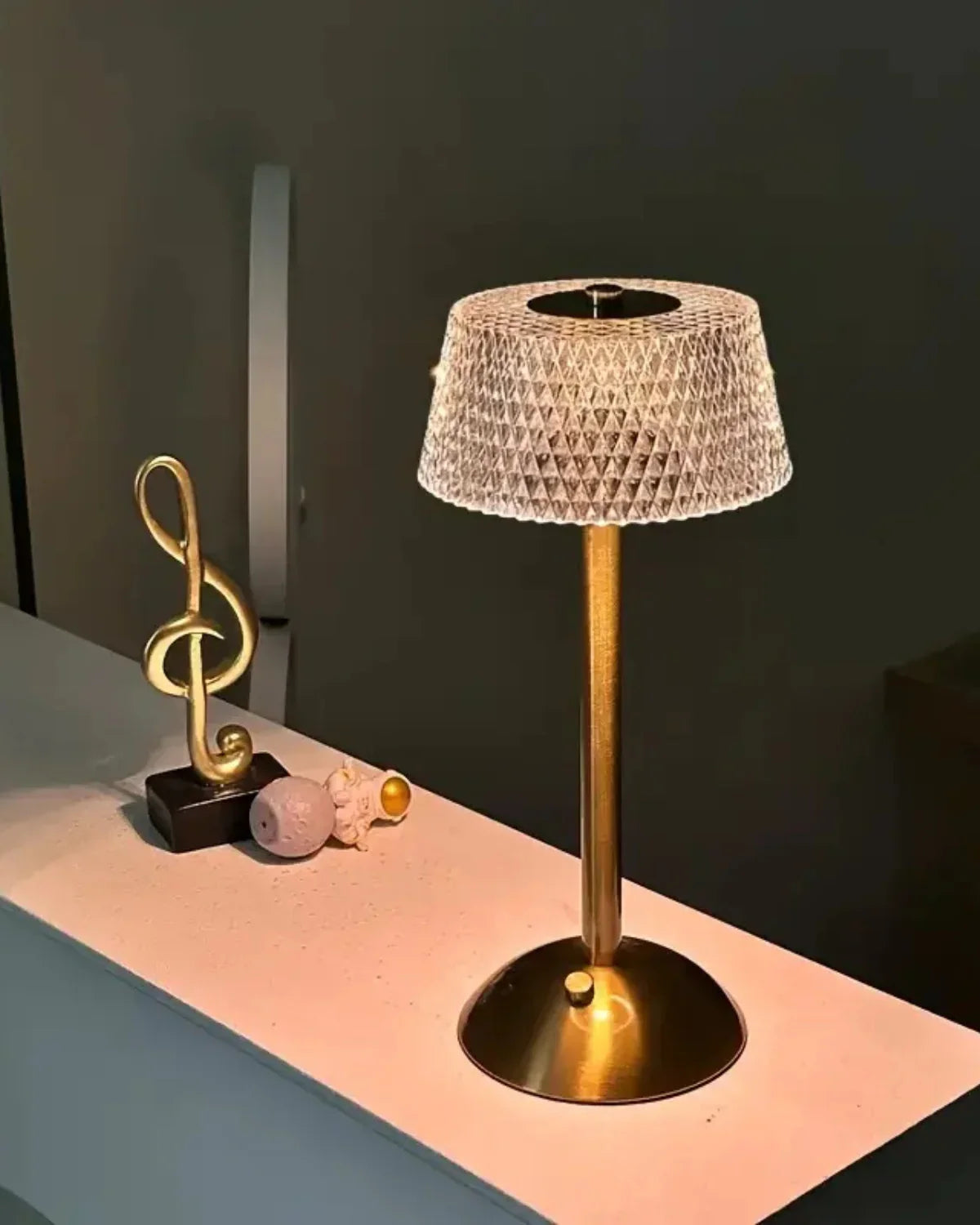 Bordlampe - Gylden Finish - Moderne Design