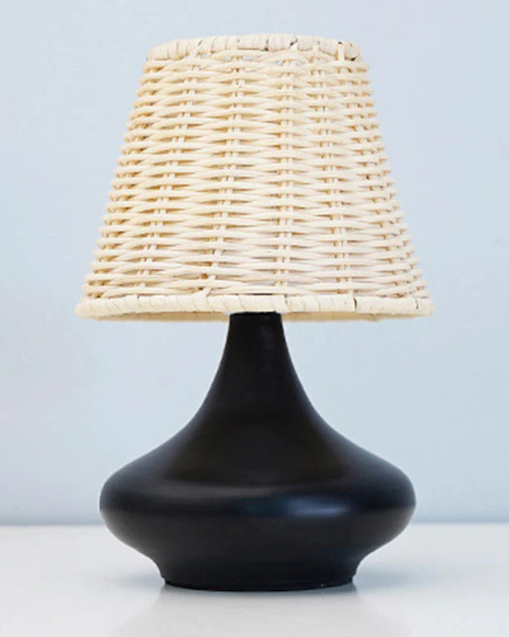 Bordlampe - Rattanskærm - Jernfod