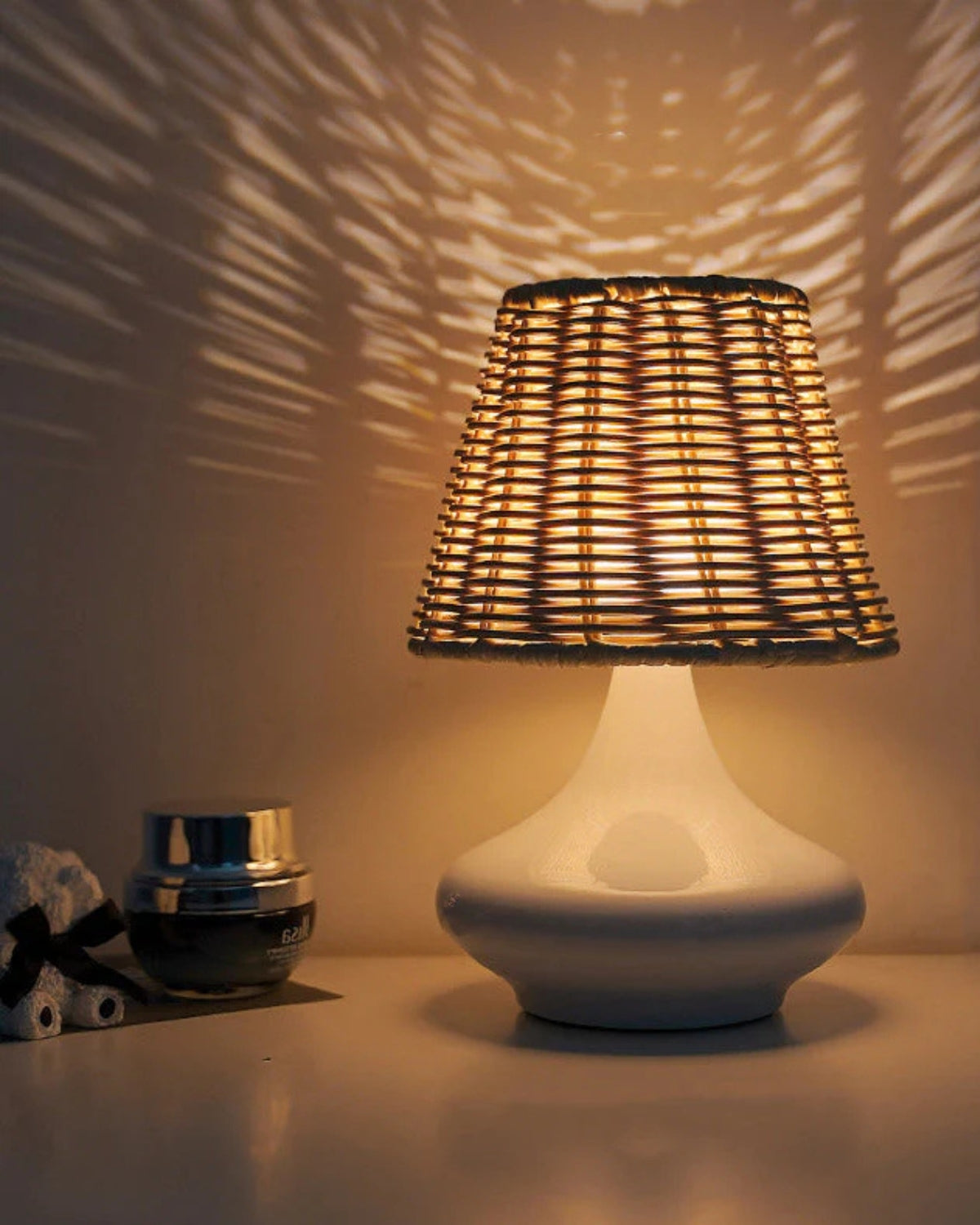 Bordlampe - Rattanskærm - Jernfod