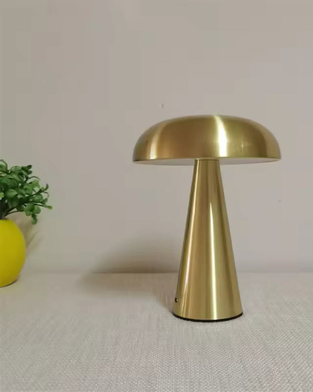 Bordlampe - Skulpturelt Design - Minimalistisk Stil