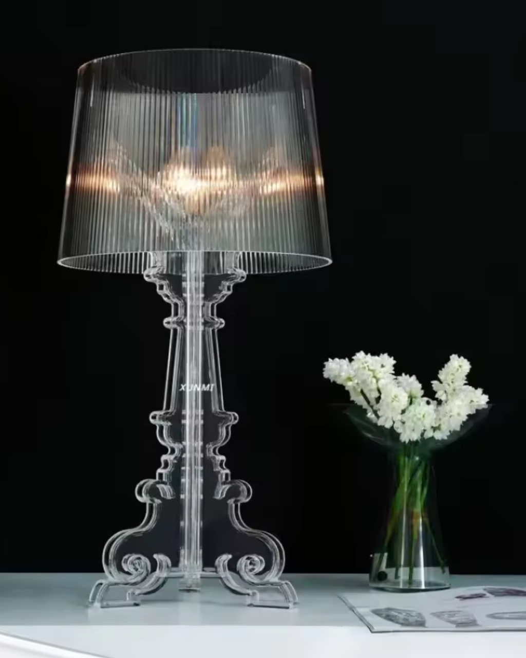 Bordlampe - Skulptureret Base - Plisseret Skærm