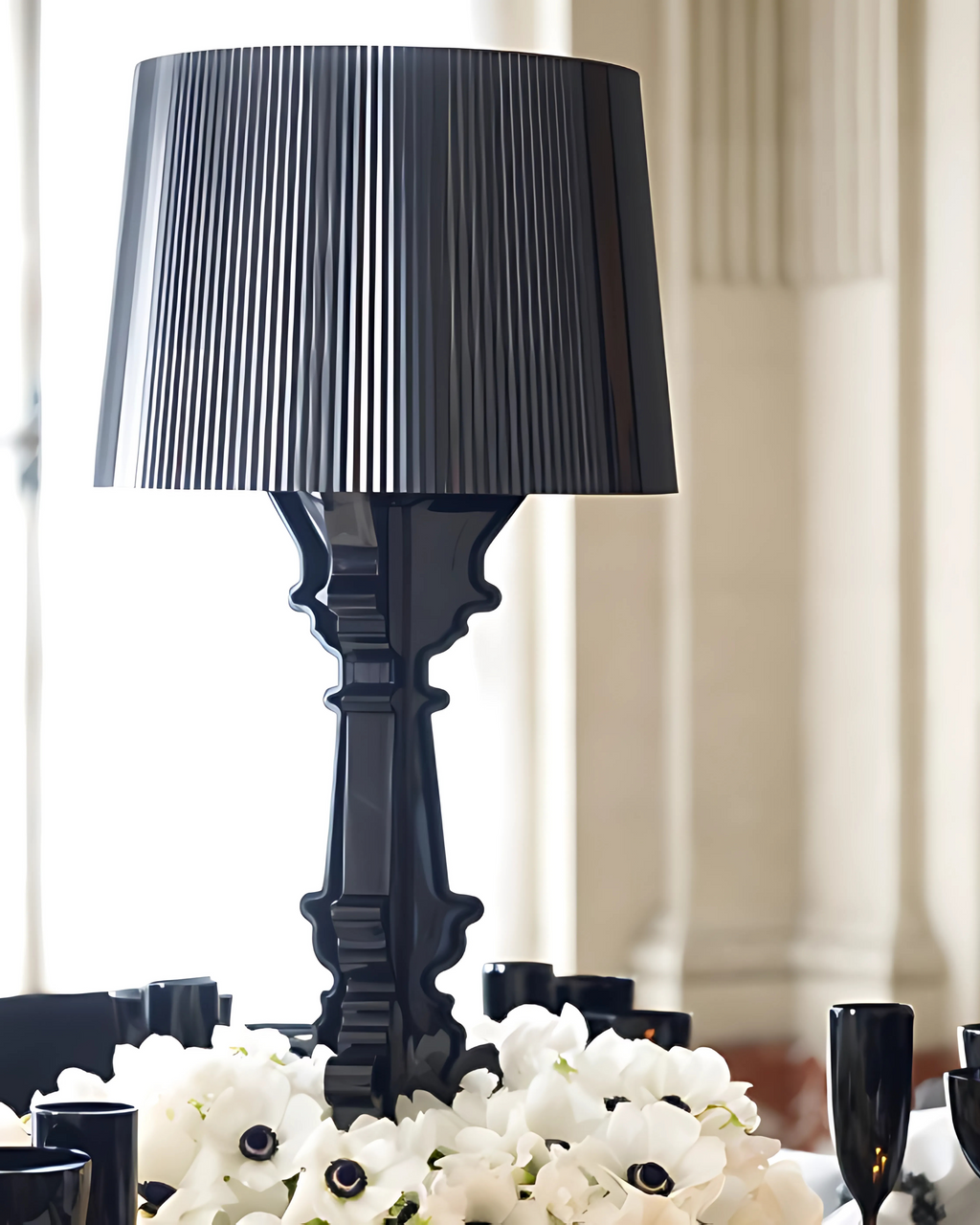 Bordlampe - Skulptureret Base - Plisseret Skærm