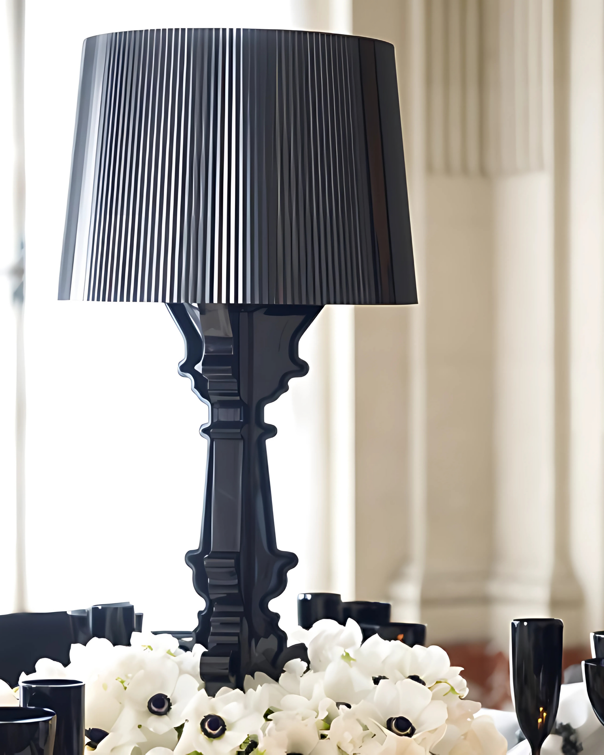 Bordlampe - Skulptureret Base - Plisseret Skærm