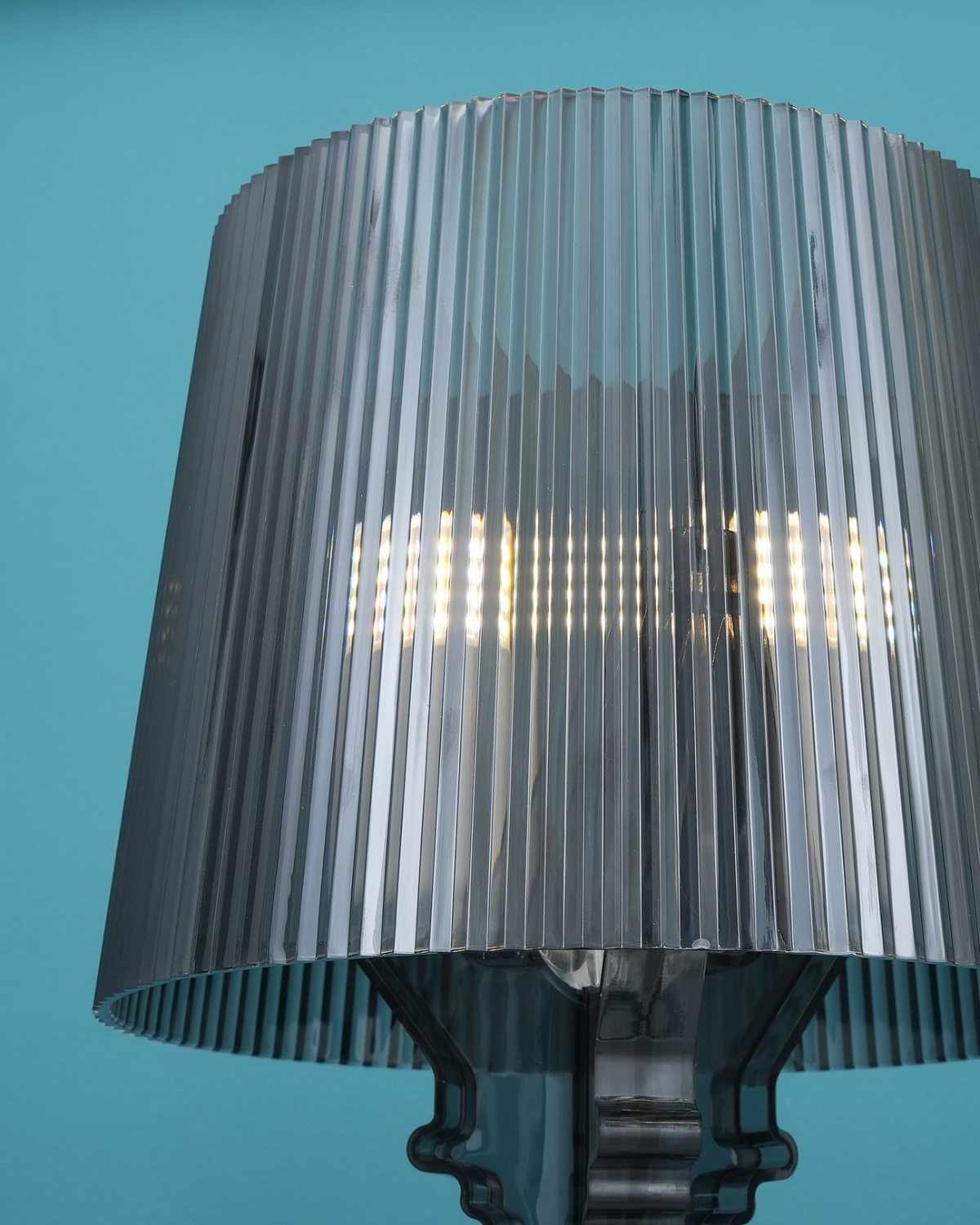 Bordlampe - Skulptureret Base - Plisseret Skærm