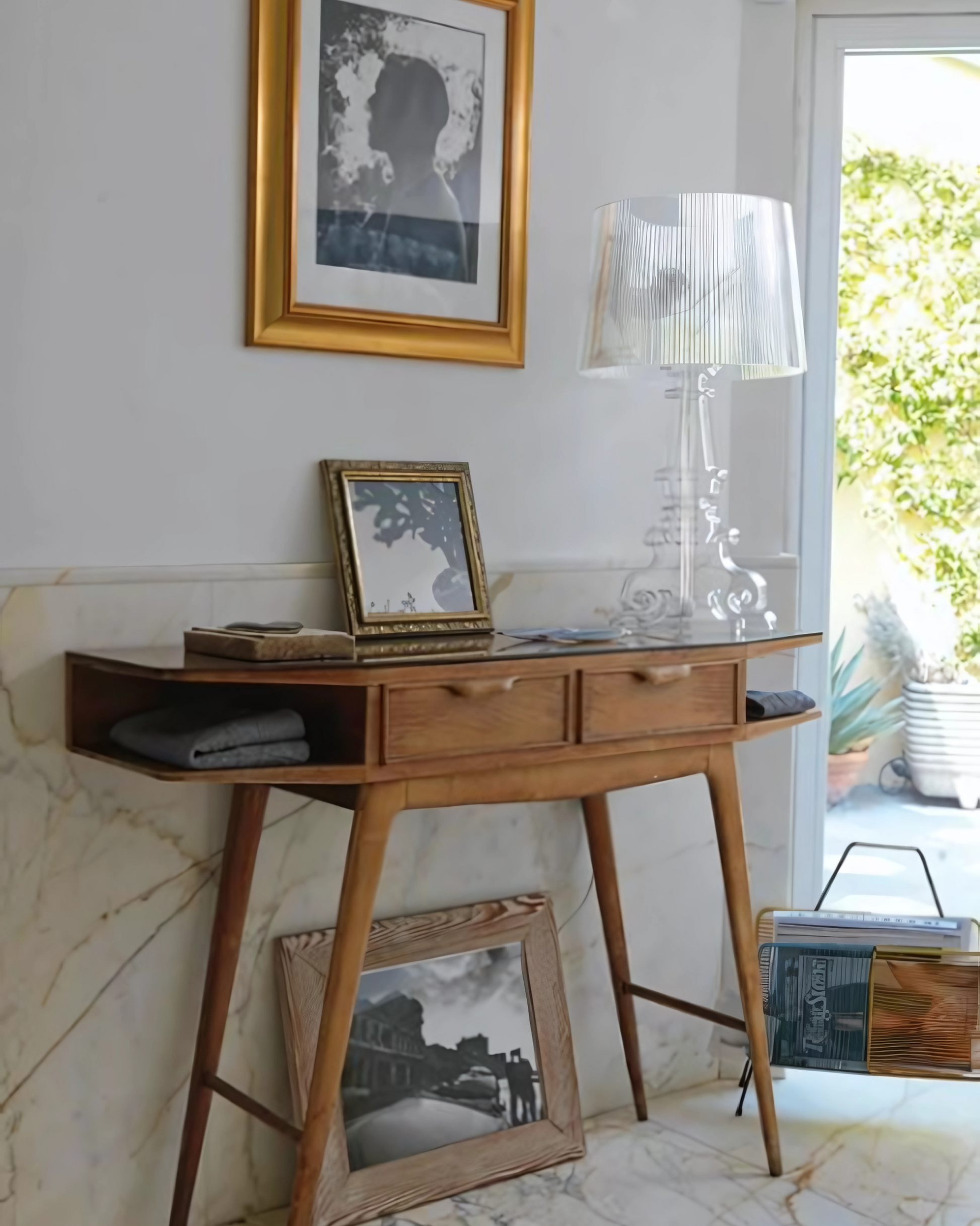 Bordlampe - Skulptureret Base - Plisseret Skærm