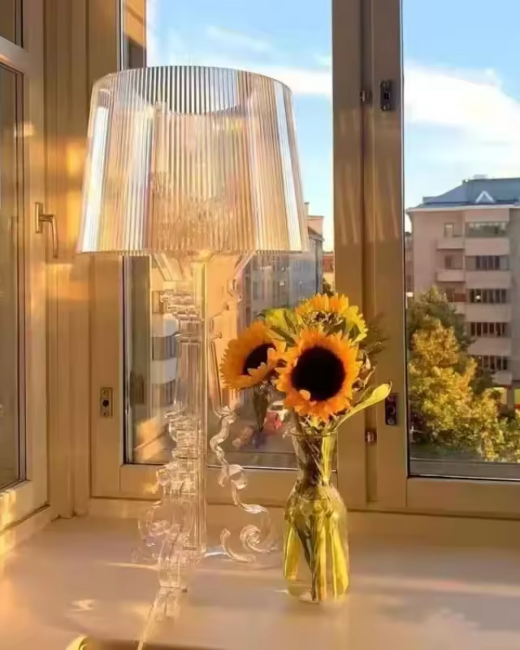 Bordlampe - Skulptureret Base - Plisseret Skærm