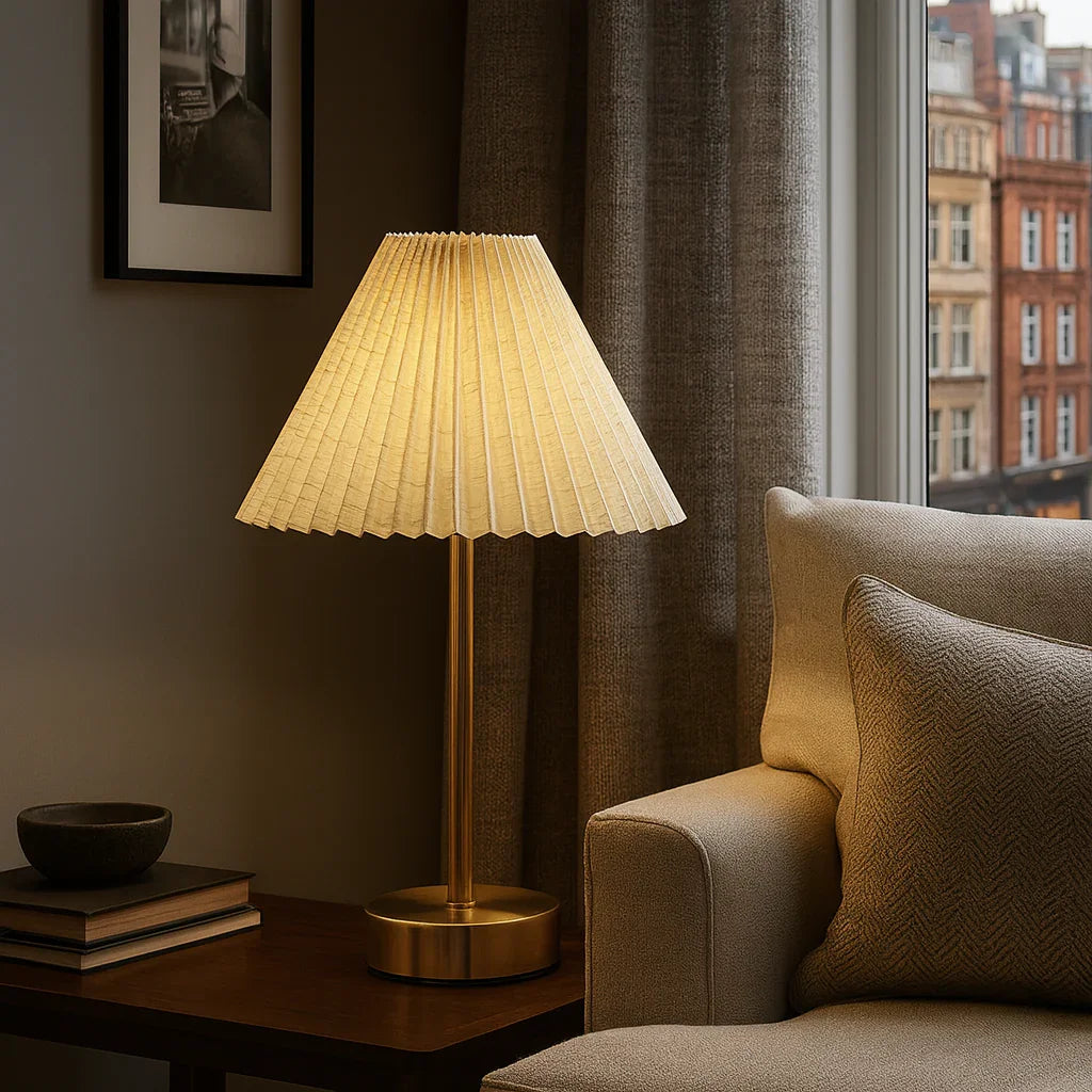 Celeste Pleat Lampe - Stofskærm - Gylden Stamme