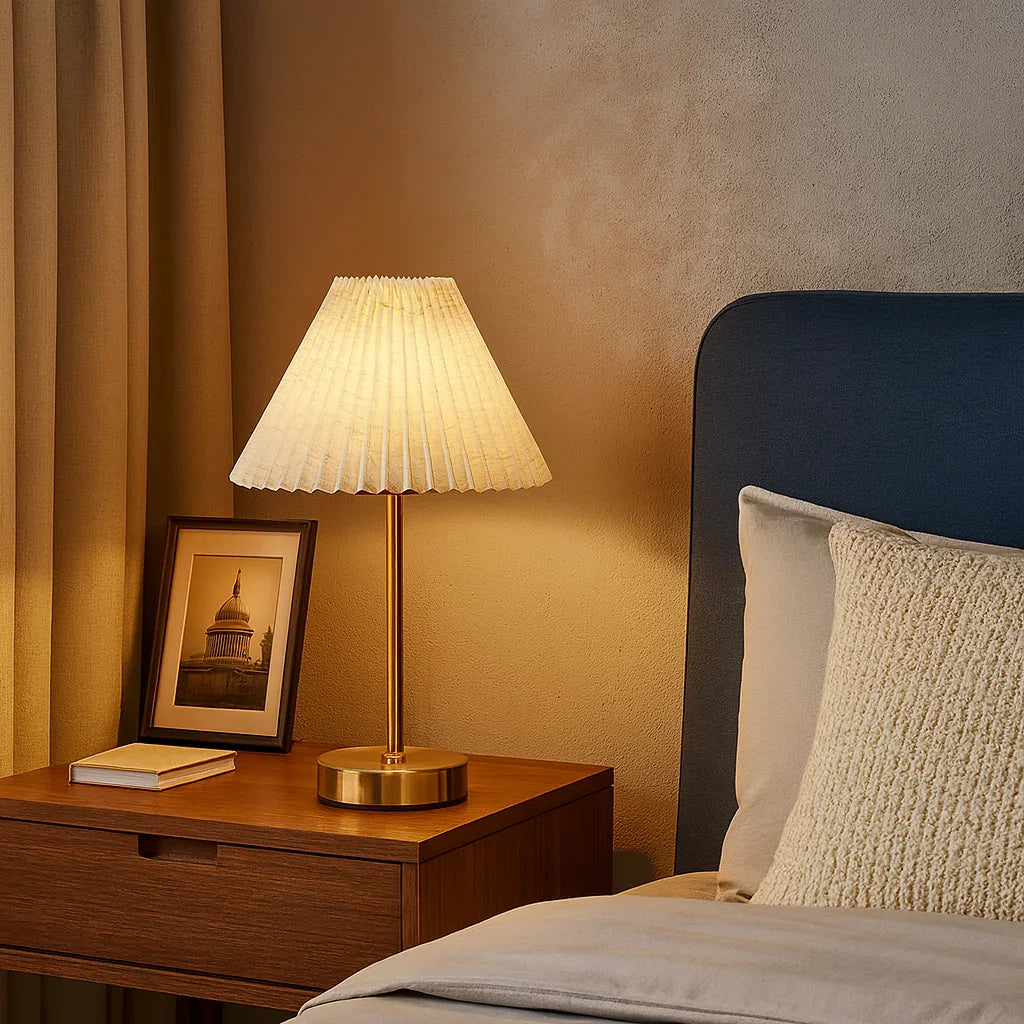 Celeste Pleat Lampe - Stofskærm - Gylden Stamme