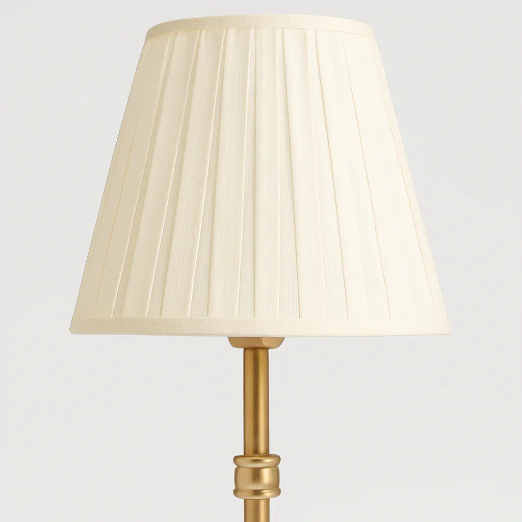 Emilia Gold Lampe - Plisseret Skærm - Metalbase