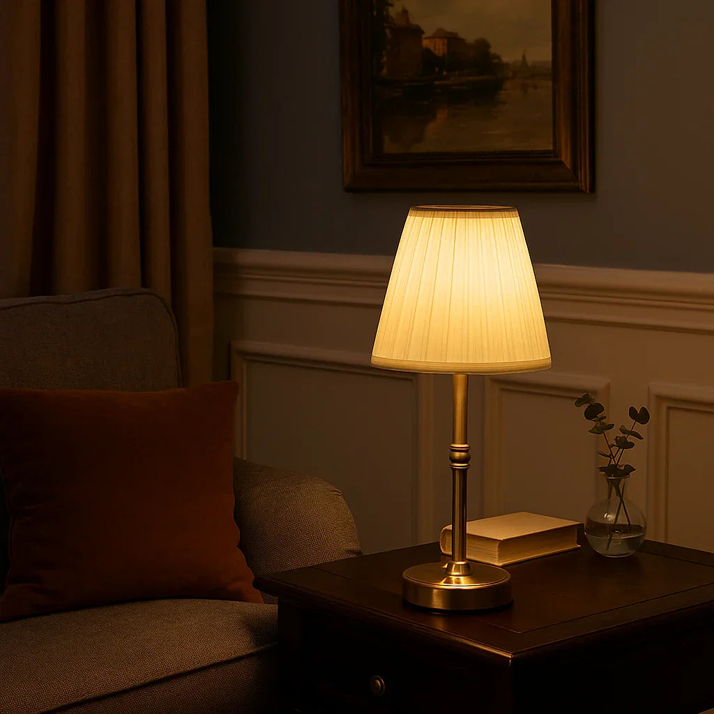 Emilia Gold Lampe - Plisseret Skærm - Metalbase