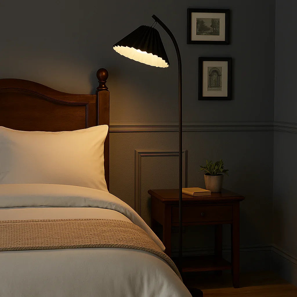 Orion Gulvlampe - Slank Design - Plisseret Skærm