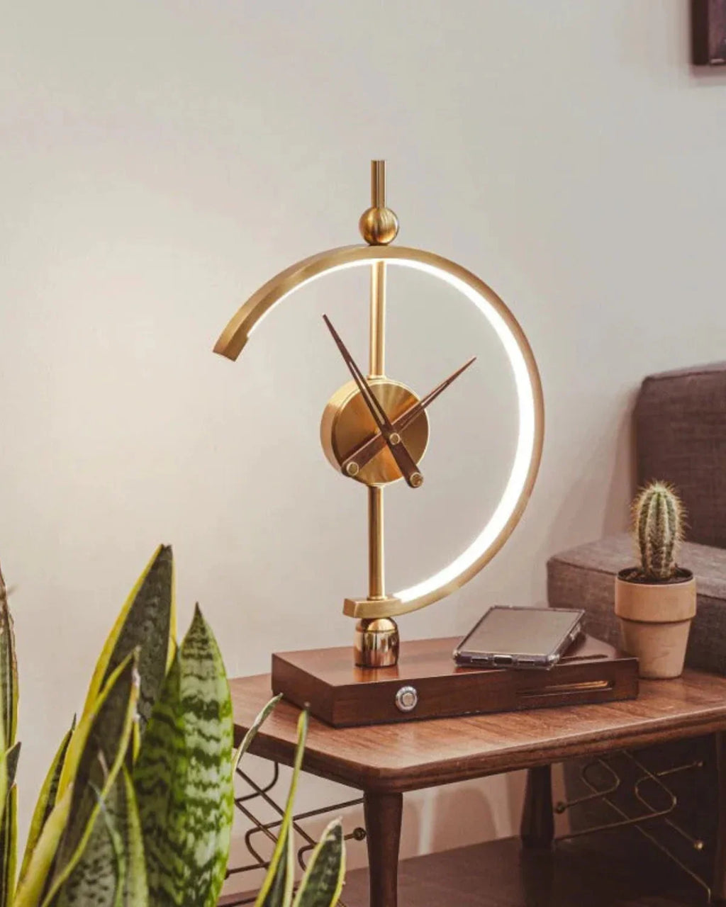 Sculpturel Ur - Minimalistisk Design - Stille Mekanisme