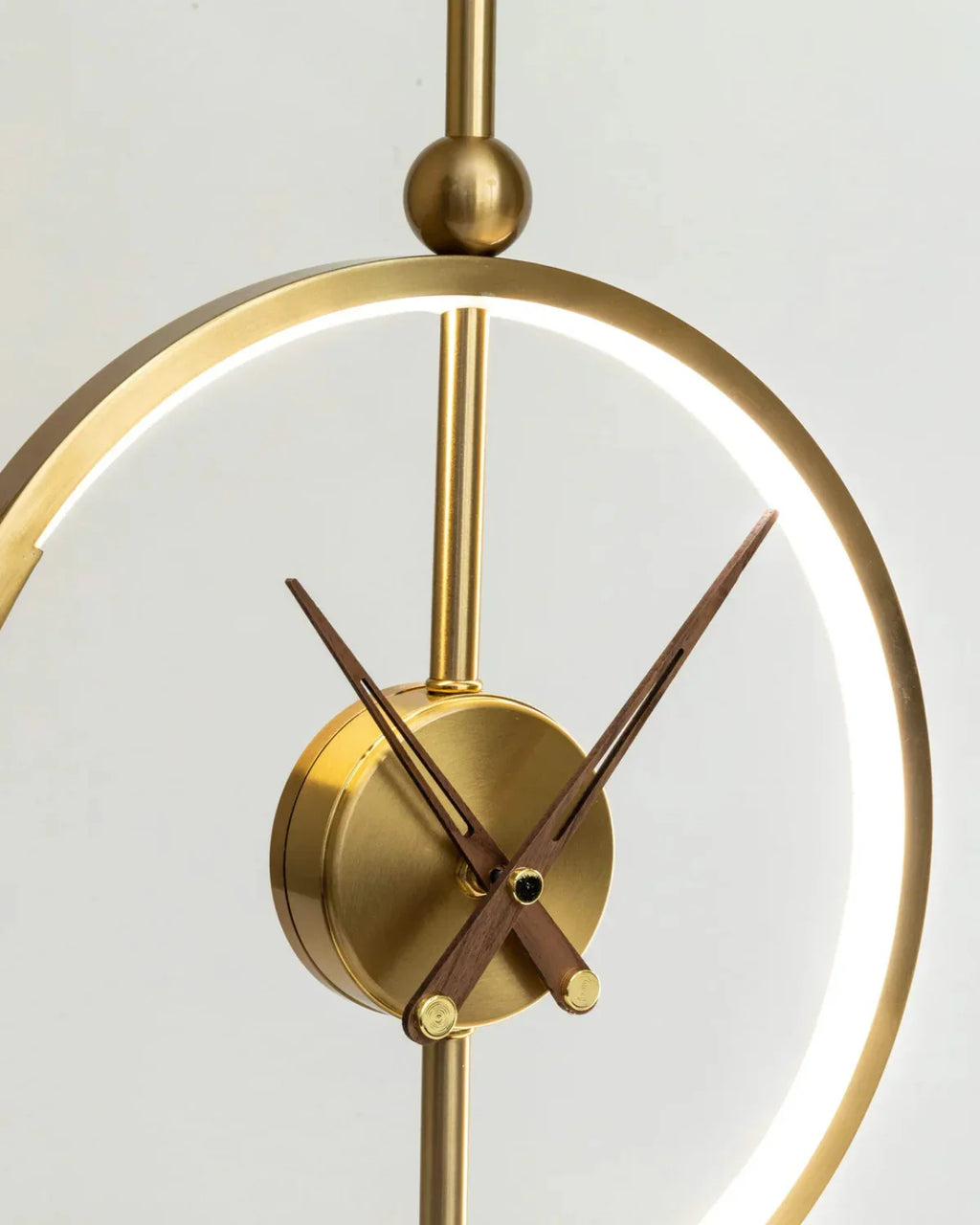 Sculpturel Ur - Minimalistisk Design - Stille Mekanisme