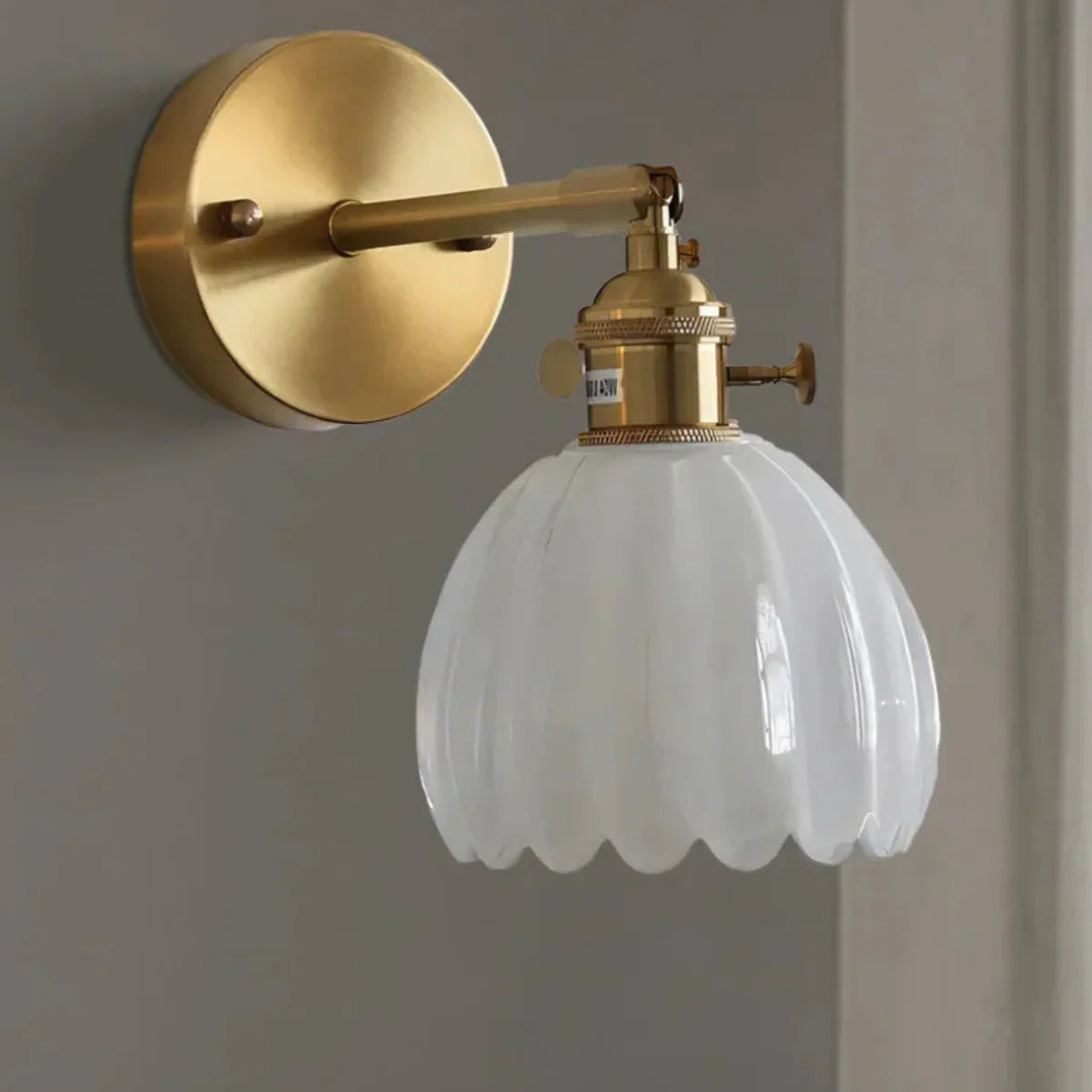 Væglampe - Skulpturelt Glas - Messingbeslag