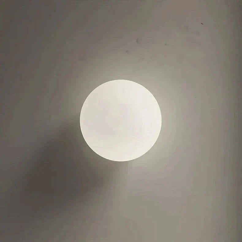 Væglampe - Cirkulært Design - Mælkehvid Glasskærm